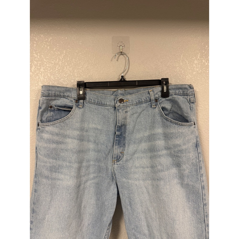 Wrangler Men's Light Wash Relaxed‎ Fit Jeans Size 40x30 Comfort Guaranteed - Picture 2 of 6